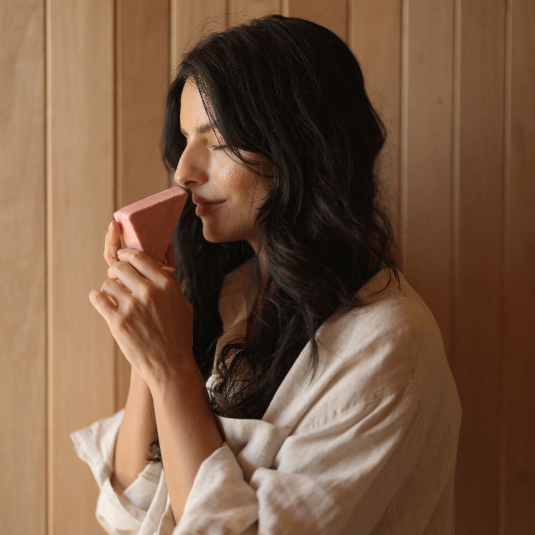 Aislinn Derbez shampoo hair curls waves