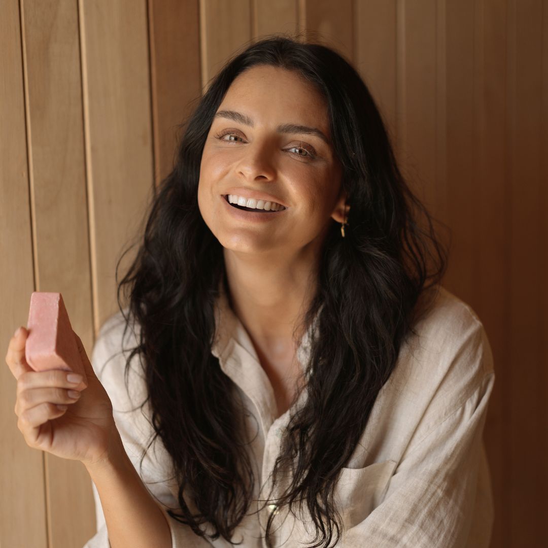Aislinn Derbez smiling with deep hydration shampoo